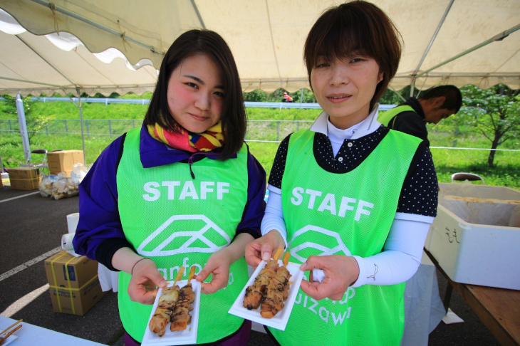 第3エイドでは焼き鳥など食べごたえのある補給食が用意されていた