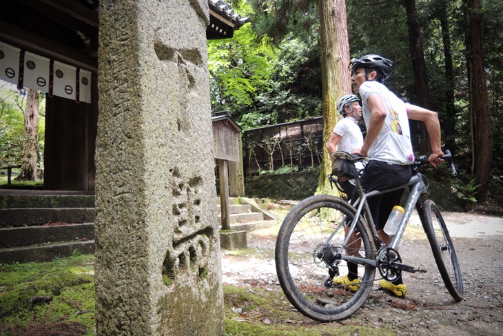 敬意を表して門前で自転車を降りる。「下馬」の石柱が残っていた