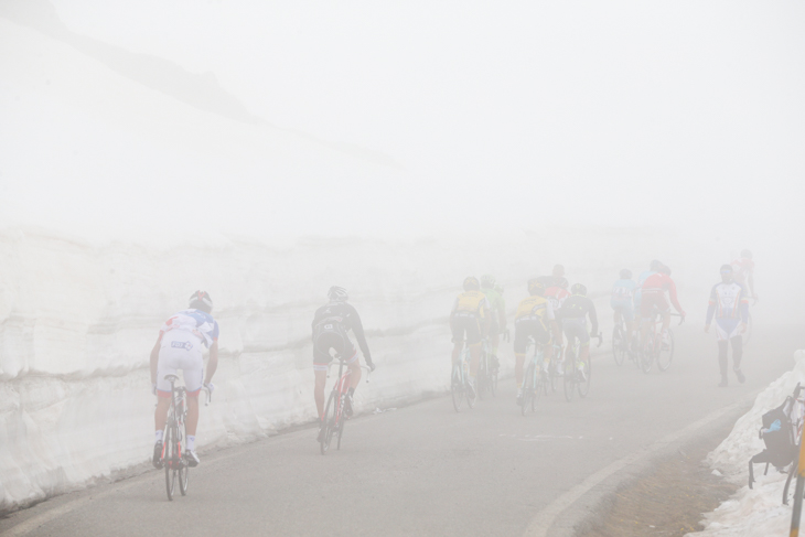 深い霧に覆われたアニェッロ峠を進む