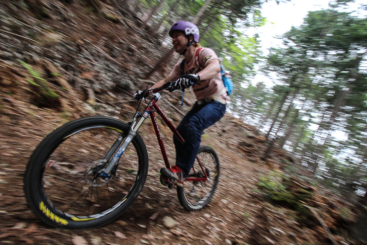 ロングストロークのシングルサスMTBが相性バッチリだ