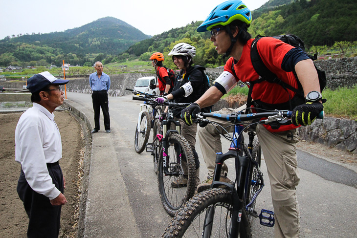 地域の人達と会話を楽しむ弭間亮さん。MTBに期待してくれていることがよくわかるという