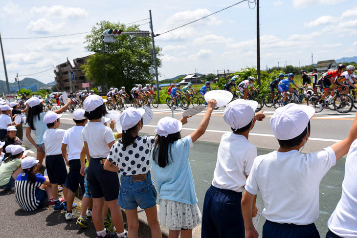 地元の子供達が沿道で応援