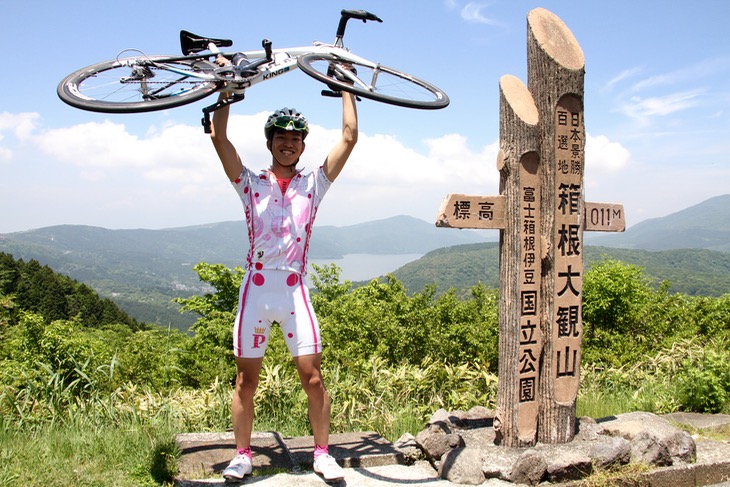 「ターンパイク登ったぞー！」芦ノ湖と富士山を背景にパチリ