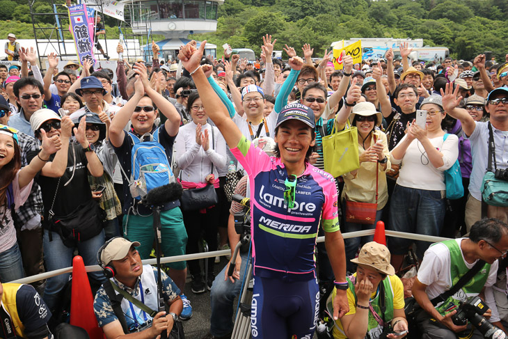 TOJ伊豆ステージ　大勢のファンから祝福を受ける優勝の新城幸也（ランプレ・メリダ）