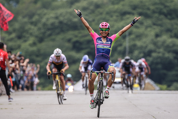 ステージ優勝を飾った新城幸也（ランプレ・メリダ）