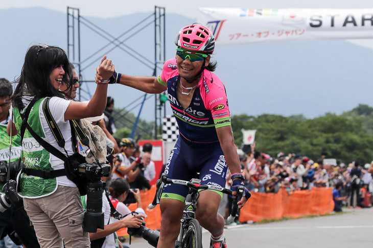 優勝した新城幸也（ランプレ・メリダ）が復活を支えた飯島美和さんとタッチ