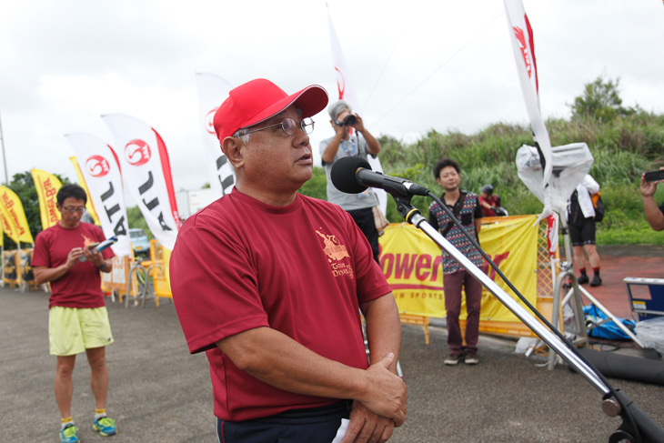 宮古島市長の下地敏彦氏が選手たちを激励する