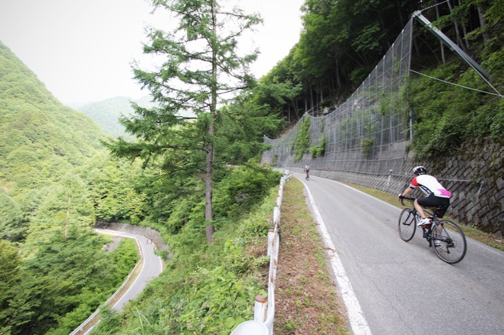 急峻な山肌に据え付けられていることがよく分かる