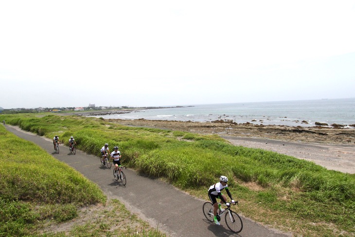 太平洋に沿ったサイクリングロードを走る