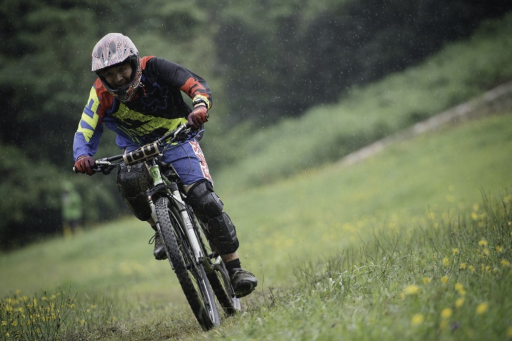 ダウンヒルシリーズを体験する機会となる、XCバイククラスを走る中野泰裕（CLICK八幡）