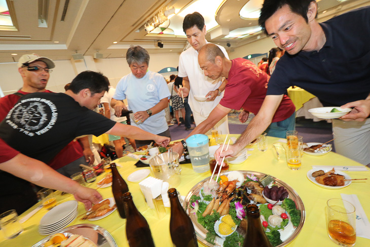 参加者には軽食が振る舞われ、楽しく交流できる