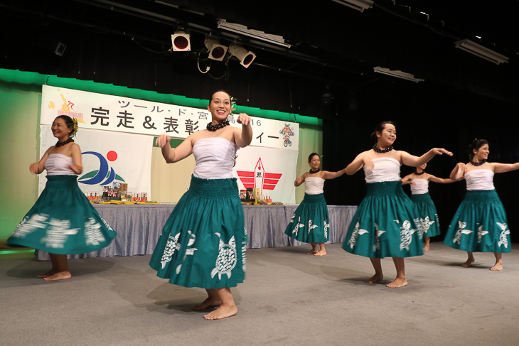 フラの踊りショーも披露されて気分を盛り上げてくれる