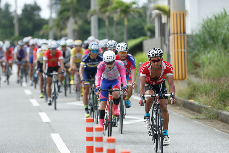 島のところどころで狭い交差点を通過する