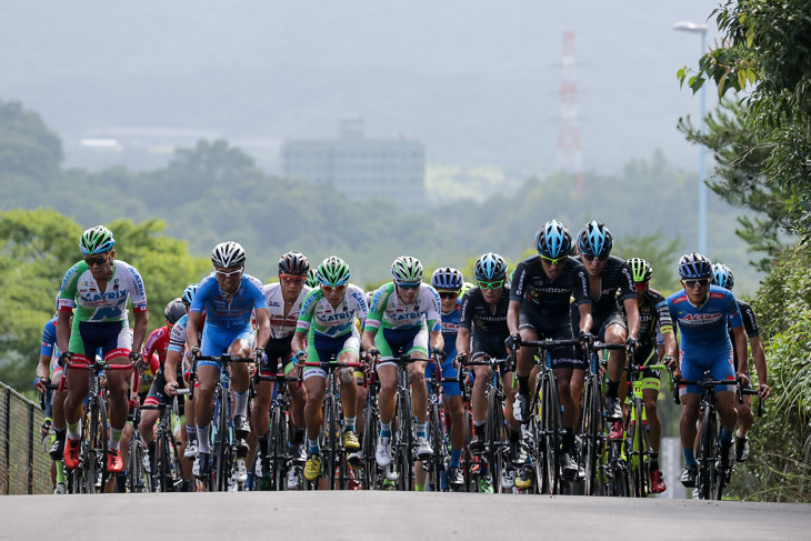 4周目、メイン集団はシマノレーシング、チーム右京らが引く