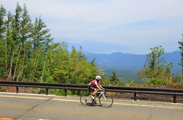 新緑に青い空に雄大な富士山と登っている間も景色は最高です。