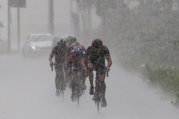 70km　66km地点、激しい雨に見舞われるメイン集団