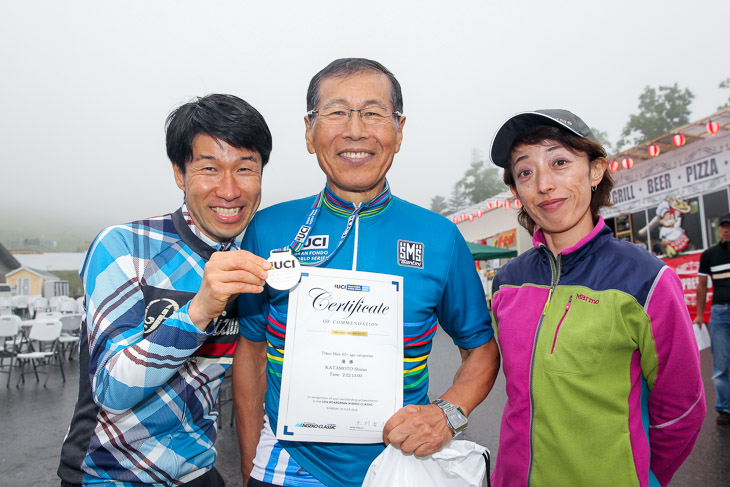 70km男子65+優勝者を囲んで