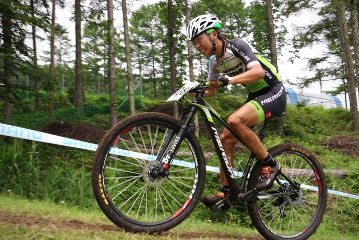 男子U23　竹内遼（MIYATA-MERIDA BIKING TEAM）が先頭平林を追う