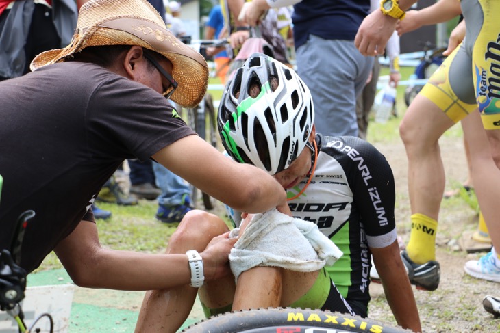 山路監督にケアされる竹内遼（MIYATA-MERIDA BIKING TEAM）