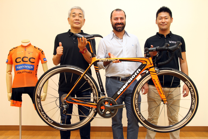 ミズタニ自転車の中根誠・代表取締役社長（左）と佐野真義さん（右）、アレッサンドロ・グエルチョッティ社長（中）