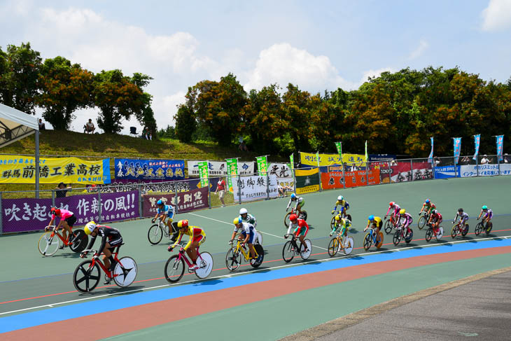 コースサイドに掲げられた各校の応援横断幕。2日目もよく晴れた