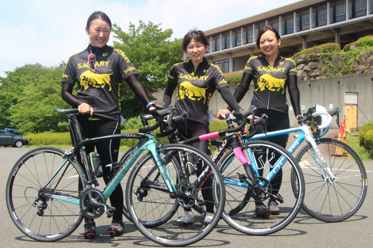 川口夏実さん ビアンキ OLTRE XR.2、坪内由佳さん ピナレロ RAZHA、山口芽美さん フォーカス IZALCO MAX（SAGARY）