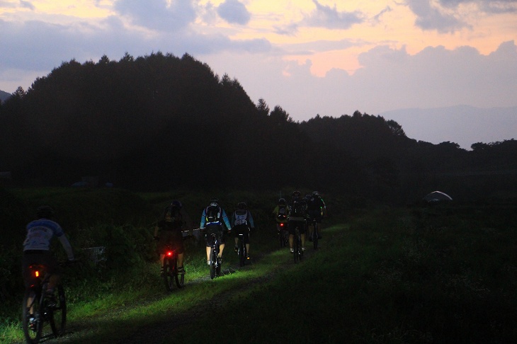 川沿いのダートを走っていきます