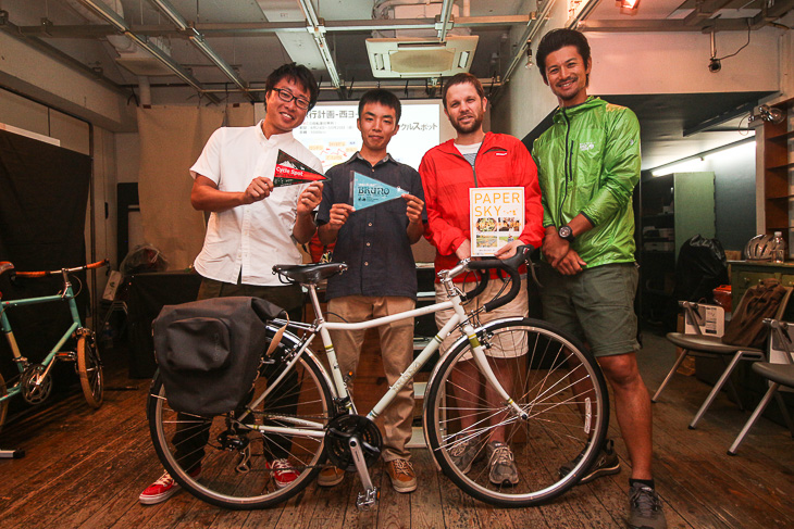 世界自転車旅行に出発する溝口哲也さん（20歳）を囲んで