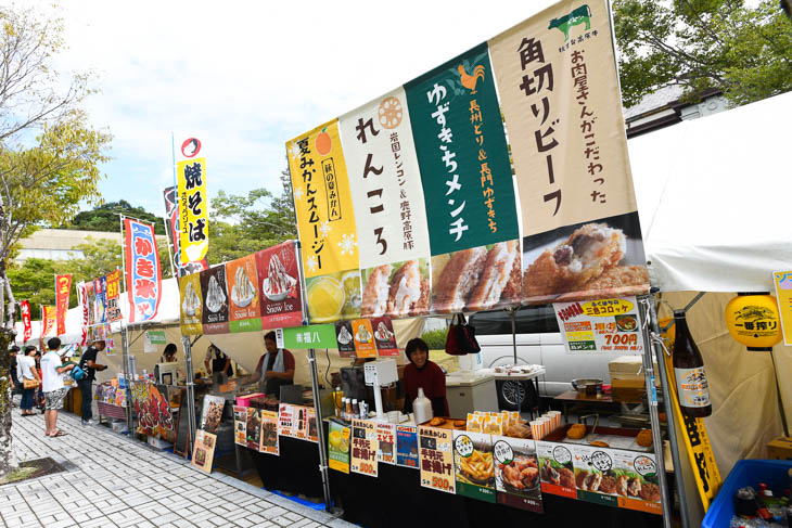 会場には地元の屋台も出店