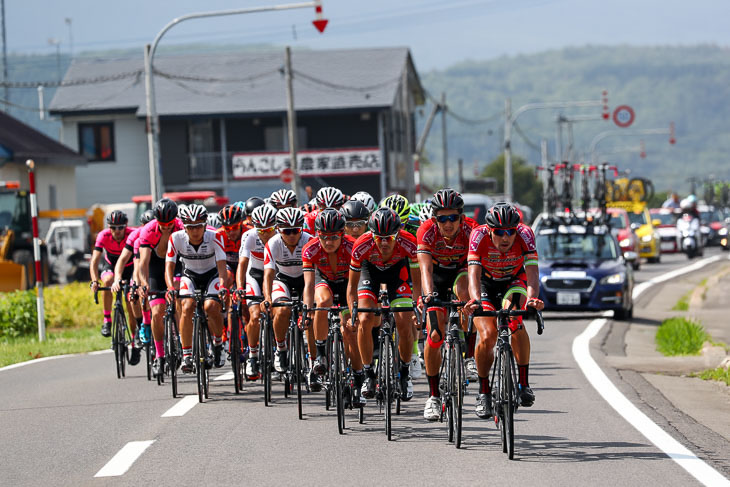 90km地点、宇都宮ブリッツェンがメイン集団をコントロール