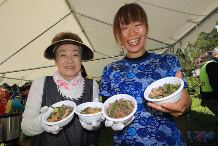 山菜そばは、地元のお姉さまがたによる手作り