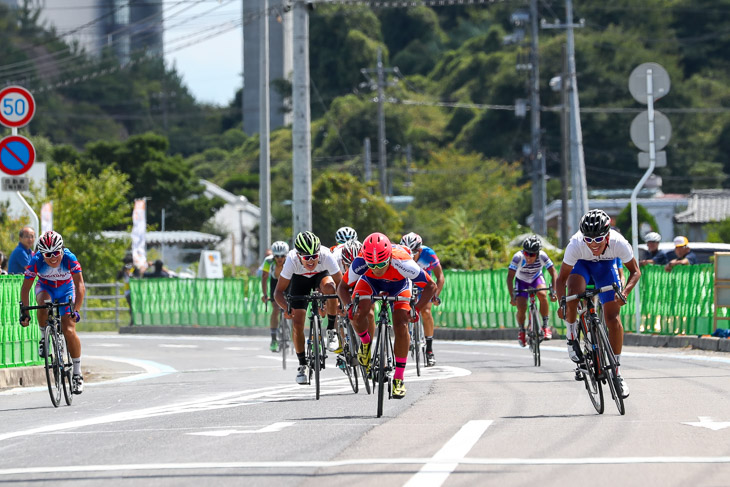 メイン集団は岡本隼（和歌山県、日本大学）が5位に