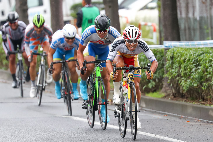 E1　メイン集団から岡篤志（弱虫ペダルサイクリングチーム）、渡邉正光（LinkTOHOKU）らがアタック