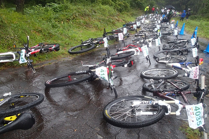 ずらりとMTBが並ぶ姿は壮観だ。これからみんなSDA王滝42kmに挑むことになる