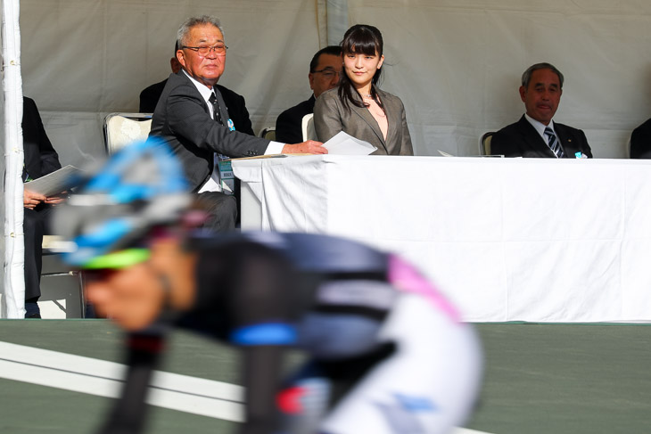 秋篠宮眞子さまが競技をご覧に。手前は塚越さくら（鹿児島、シエルブルー鹿屋）