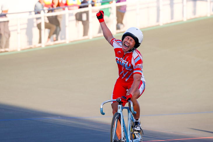 少年男子スプリント　優勝した山田諒（岐阜、岐阜第一）が雄たけびを上げる