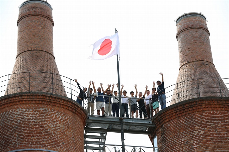 「来客の出身国に合わせて掲げる国旗を変えているそうですよ。細かい心遣いに感激！」と日向さん