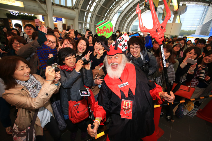 悪魔おじさんもファンたちの大歓迎を受ける