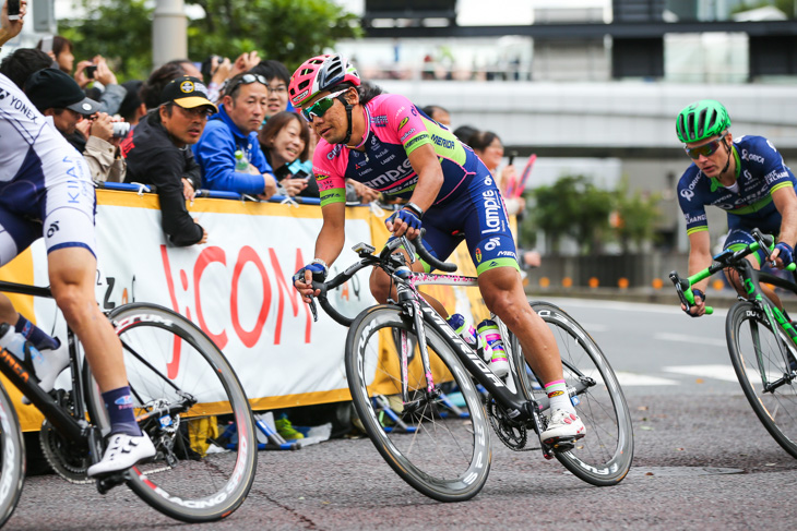 ポイントレースで積極的に動く新城幸也（ランプレ・メリダ）