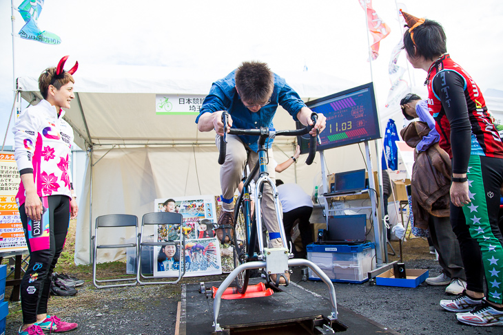 3本ローラーによるサイクルタイムトライアルを行っていた日本競輪選手会埼玉支部のブース