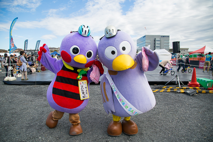 埼玉県のトリ、さいたまっちとコバトン。ちゃんとヘルメット被ってます