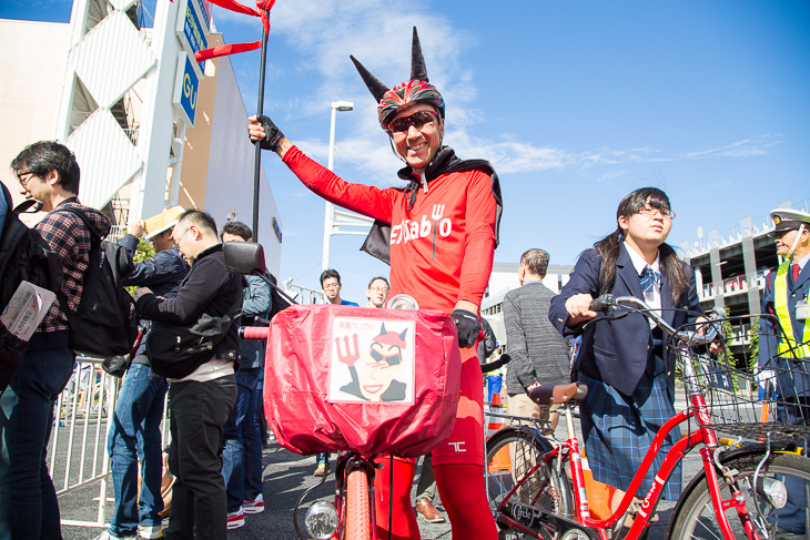 日本の悪魔おじさんと言えばこの方。多くのライドイベントを真紅のママチャリで走破する健脚の持ち主