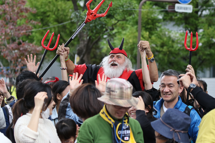 会場のあちこちに出没しては騒ぎ立てる悪魔おじさん