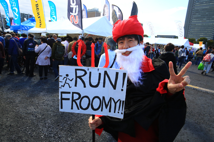 「RUN! FROOMY!!」のカードを手に観戦へやってきた悪魔おじさんコスプレのファン