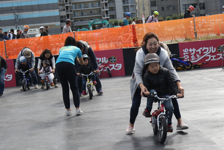 子供の自転車体験コーナー。お母さんがとっても楽しそうです