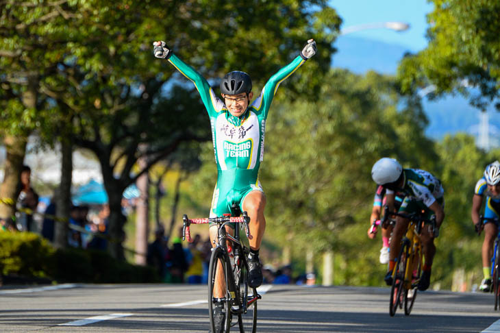 男子ジュニア　スプリント勝負を制した亀谷昌慈（岐阜第一高）が優勝