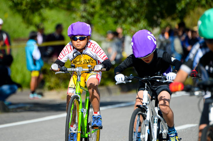 「弱虫ペダル」の総北高校のジャージで走る小学生クラス参加者