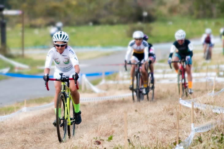 女子エリート 序盤から既に独走態勢を築く與那嶺恵理（ポワトゥーシャラント・フチュロスコープ86）