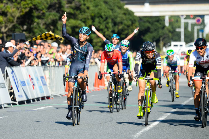 P1　水谷翔（シマノレーシング）が集団スプリントを制して優勝