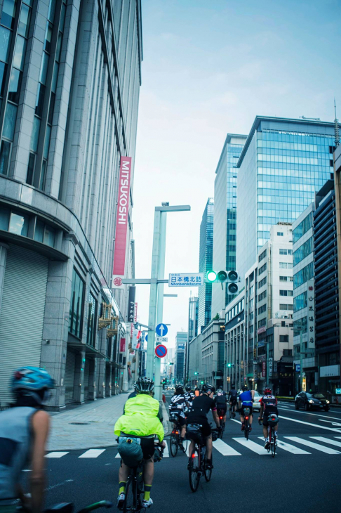 日本橋北詰交差点。ほとんどのライダーがCPの配置通り群馬方面を目指す中、いきなり一路西を目指し東海道を爆走する猛者も